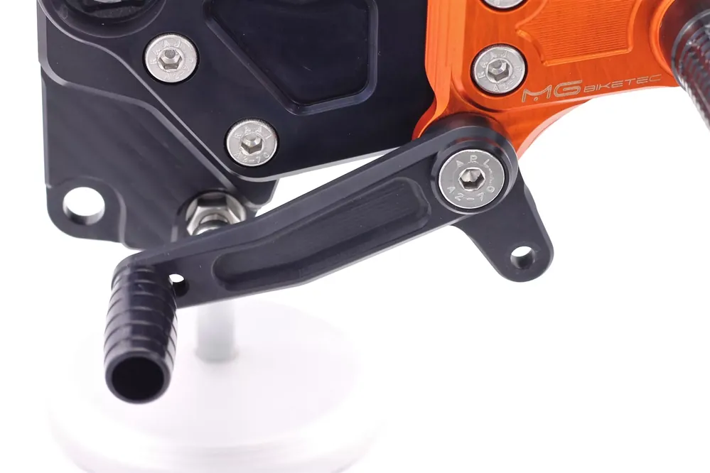 MG Biketec Sportfussrastenanlage passend für KTM 125 Duke 2020-2023 Echt